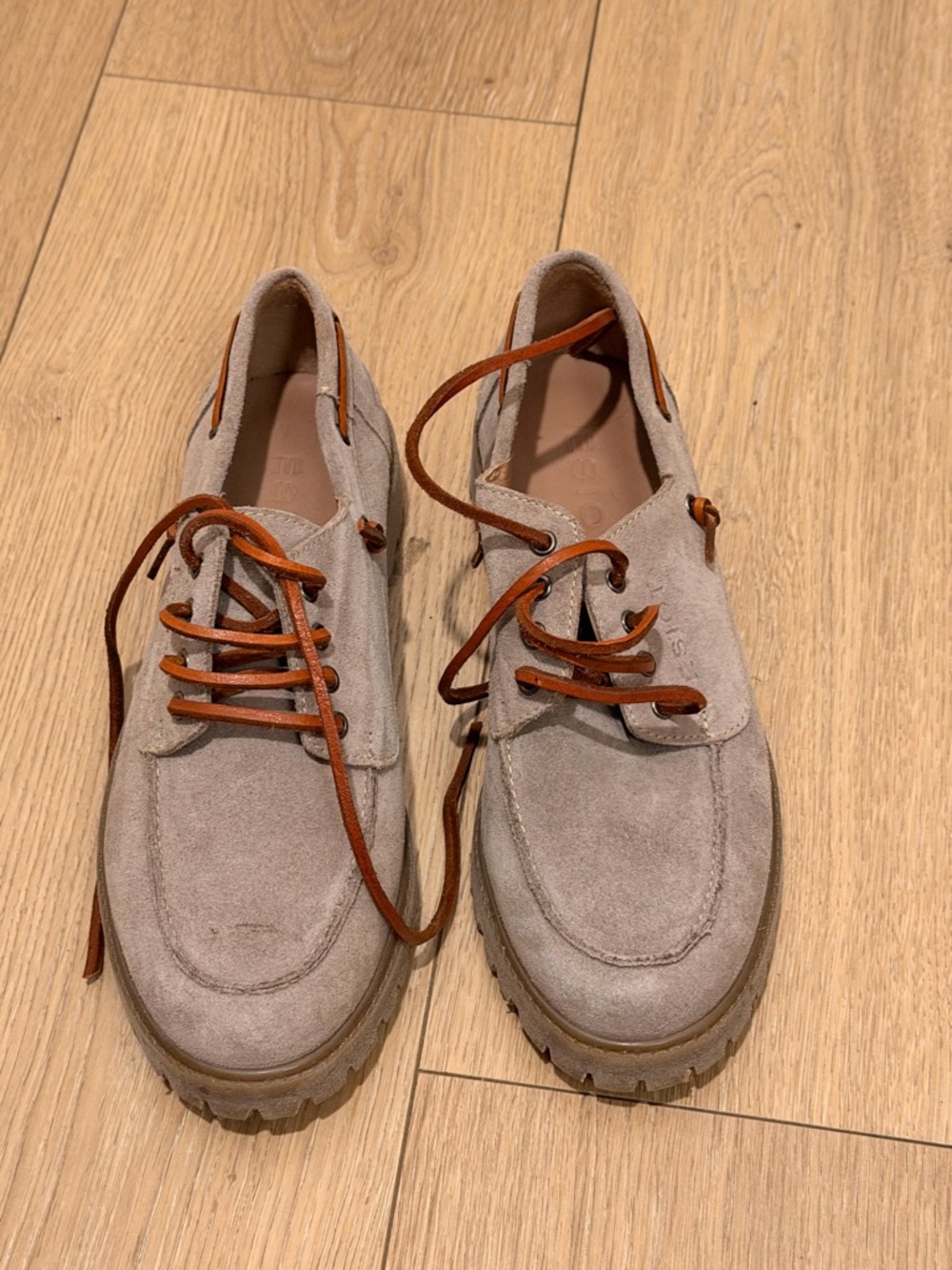 Women's Suede Lace-Up Flats in Light Gray with Brown Laces